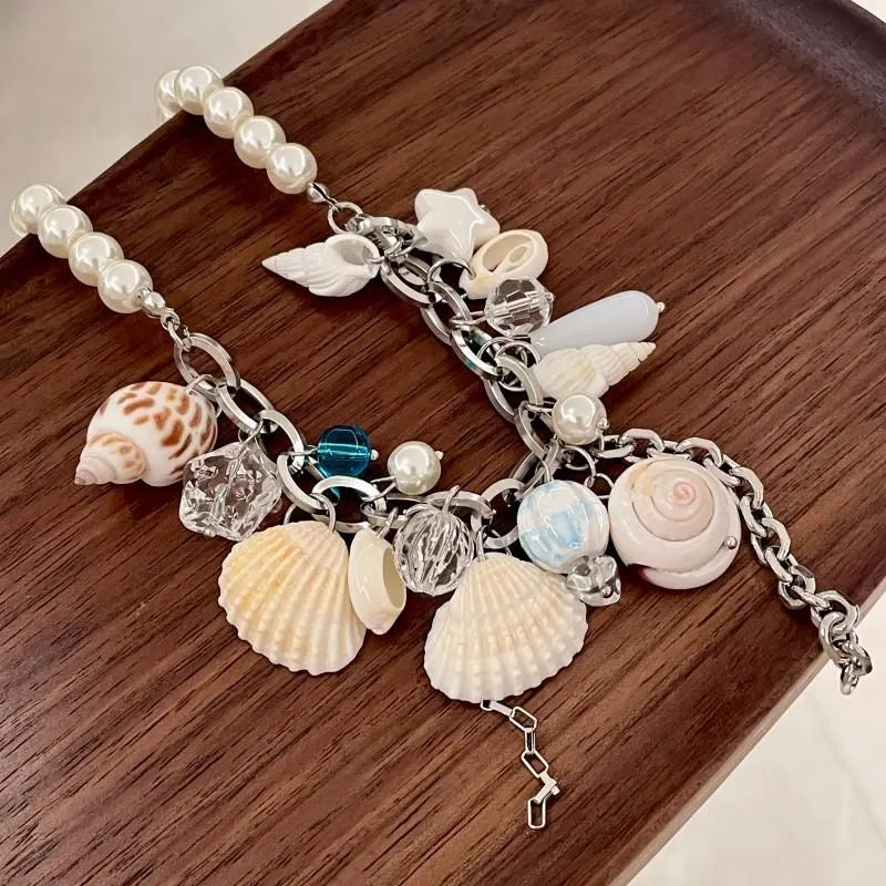 Collana con conchiglie e stelle marine: un regalo perfetto per gli amanti del mare.