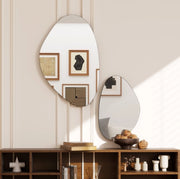 Set 2 specchi da parete ULEVR a forma di ciottolo, 70x46 e 49,5x31 cm, cornice nera in metallo