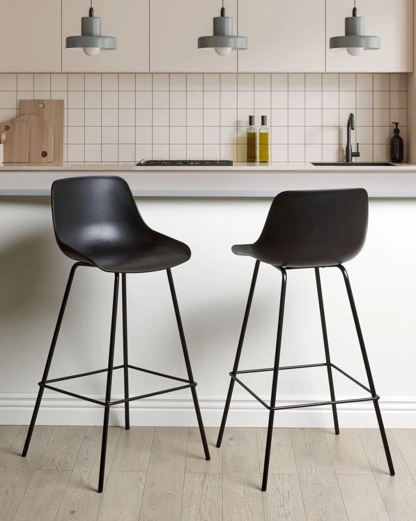 Set di 2 sedie da bar Seduta in plastica nera Sgabelli da bar altezza banco Gambe in metallo