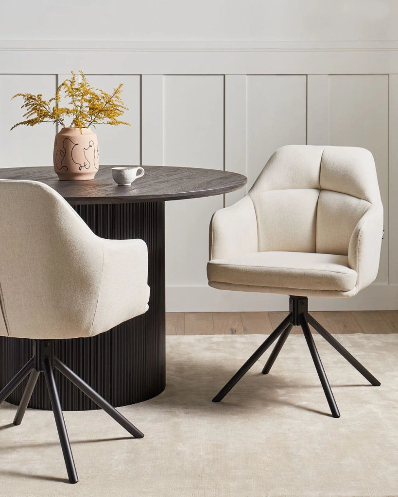 Set di 2 sedie da pranzo girevoli in tessuto beige con schienale a braccioli Gambe in metallo nero Retro
