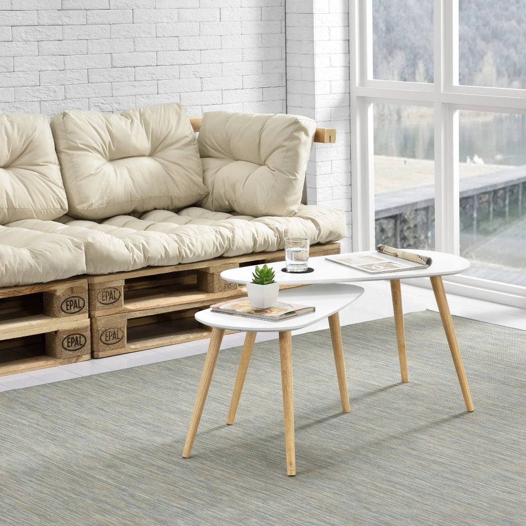 Set Langesund 2 Tavolini Sovrapponibili Piano Triangolare Bianco e Gambe in Legno Naturale [en.casa]