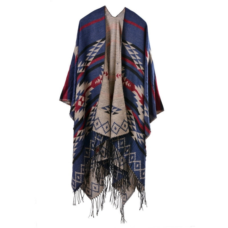 Mantella extra lunga e spessa in cashmere con spacco e nappa a motivo geometrico a rombi.
