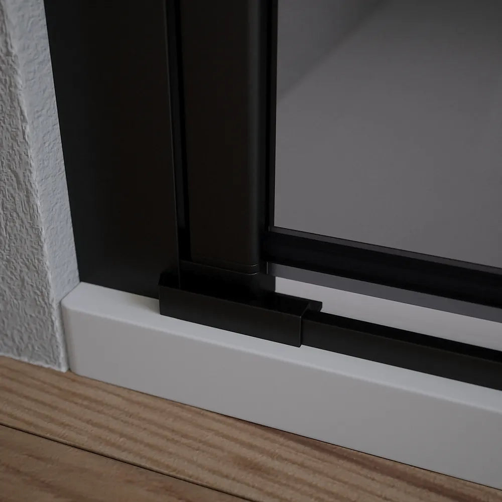 Box doccia 70x70cm con apertura a battente e parete fissa, profili nero opaco e vetro da 6mm fumè h195 | Elba