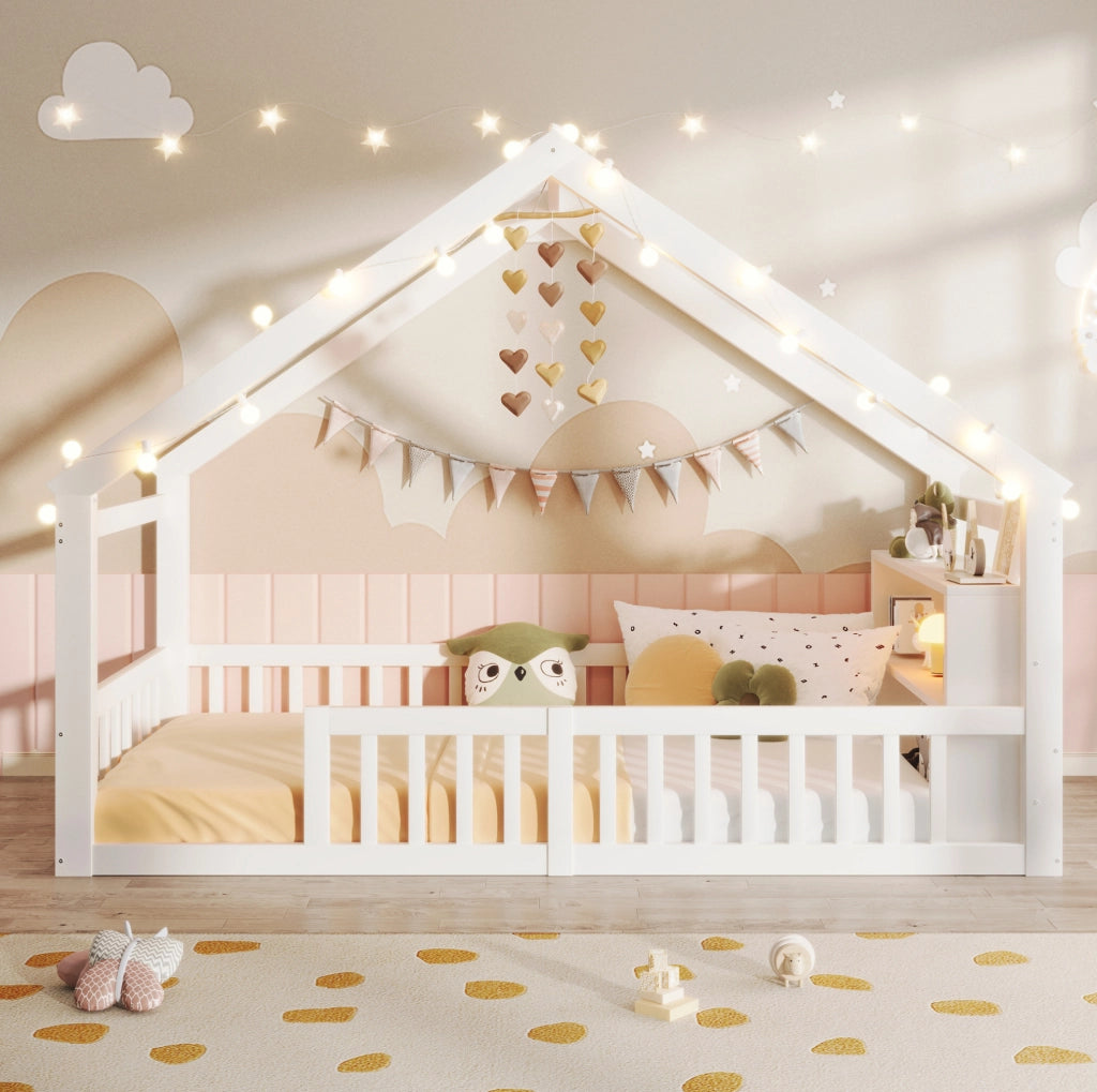 Letto per bambini a casetta 90x190 cm con sponde e ripiani laterali bianco