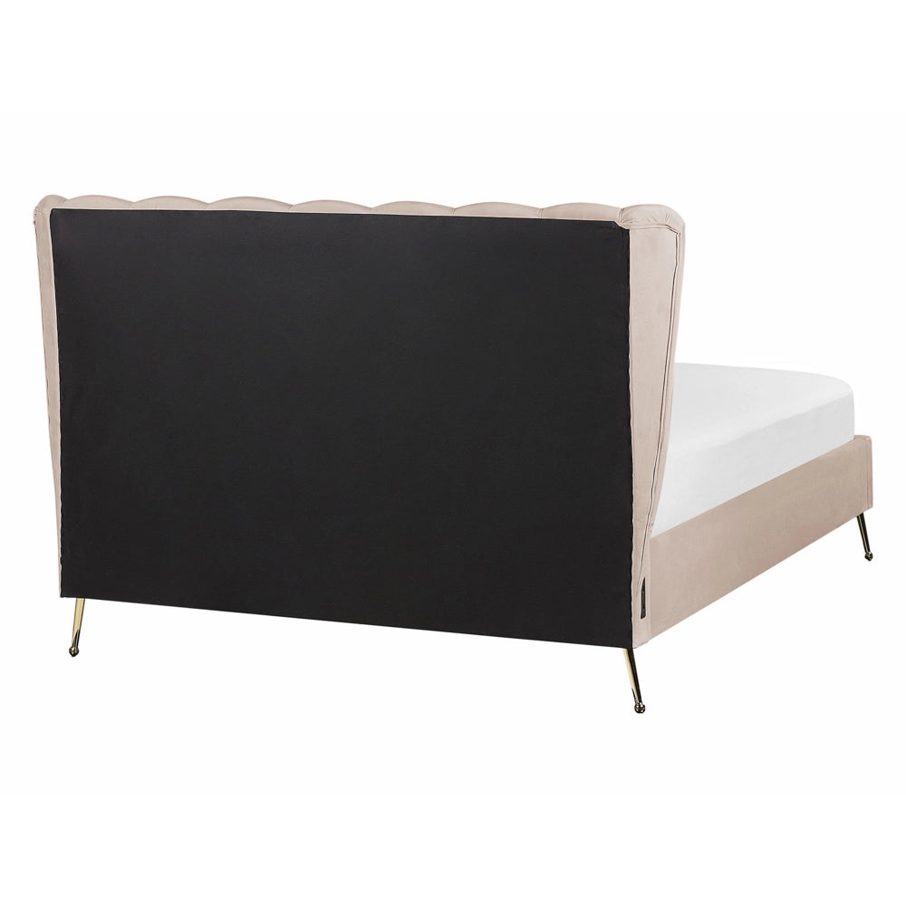 Letto in velluto beige tortora rivestito con gambe in metallo dorato UE Dimensioni doppie 140 x 200 cm con testata con porta USB Camera da letto moderna e glam.