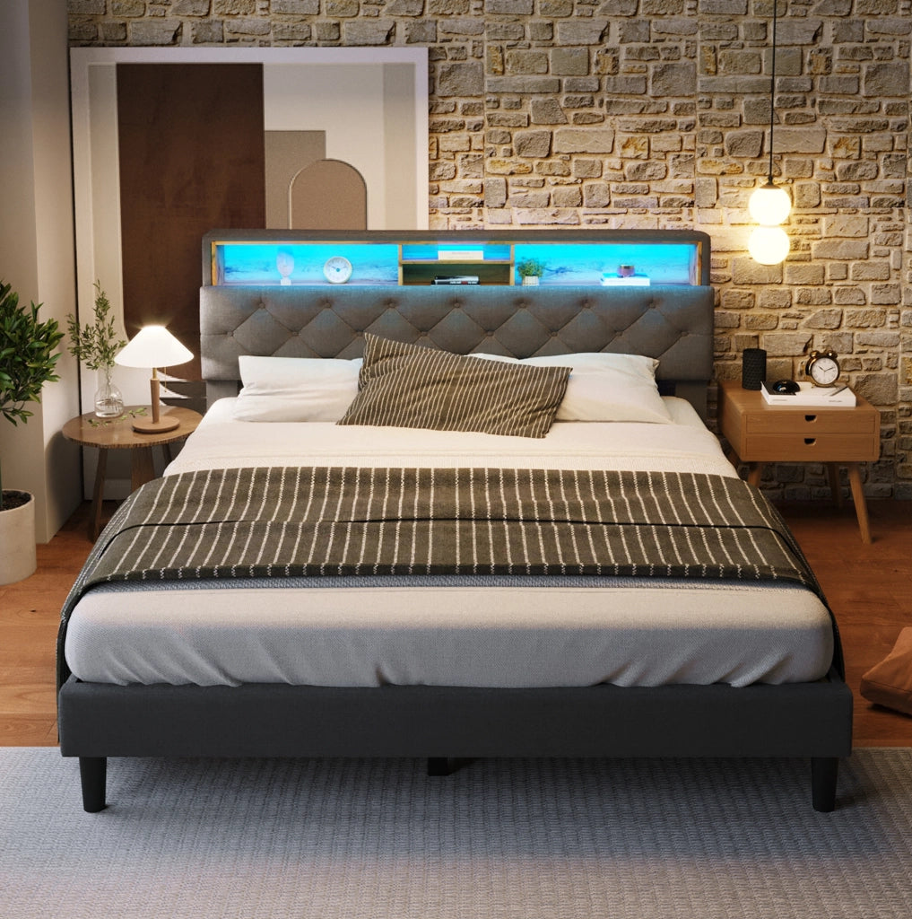 Letto 140x200 cm con testiera portaoggetti e LED; grigio