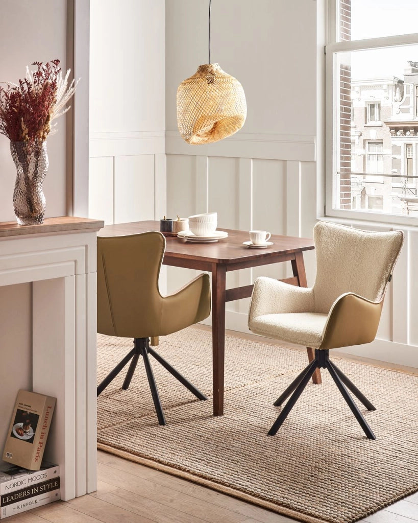 Set di 2 sedie da pranzo girevoli Tappezzeria boucle beige chiaro Base girevole in metallo