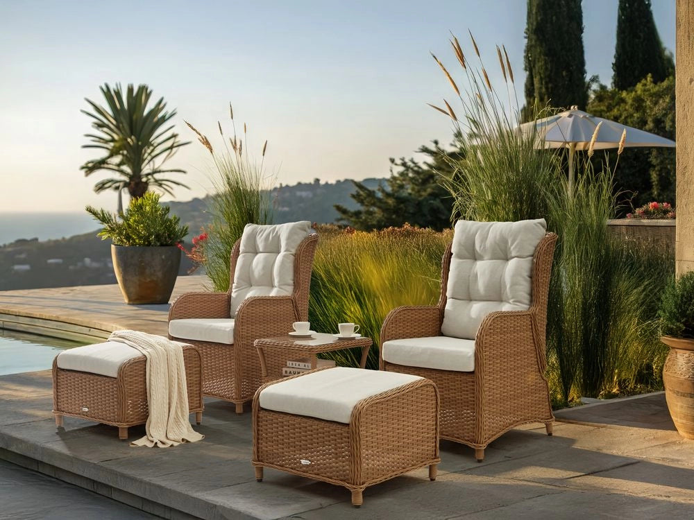 Set da Esterno 2 Poltrone Poggiapiedi e Tavolo Rattan Sintetico marrone chiaro e cuscini bianco sporco ripiano reclinabile tradizionale