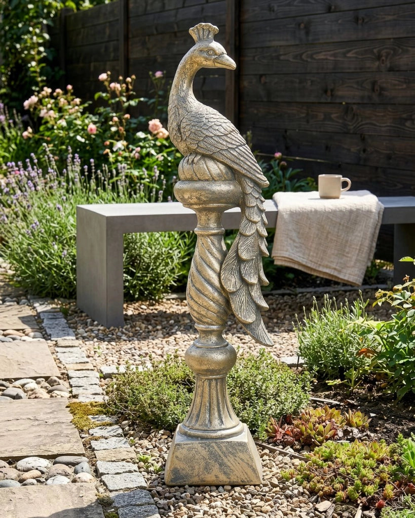 Statuetta decorativa da giardino elemento d'arredo in MgO pavone per interni ed esterni tema pasquale decorazione artigianale dorata