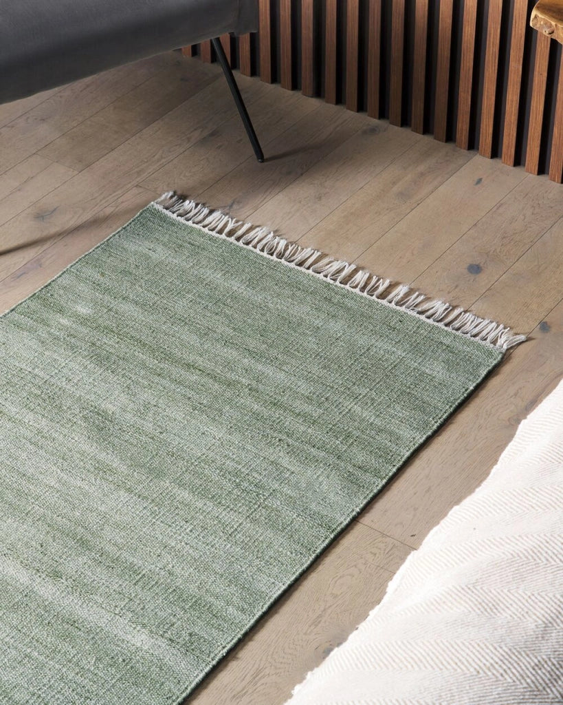 Tappeto in PET riciclato colore verde chiaro con frange 80 x 150 cm interno esterno
