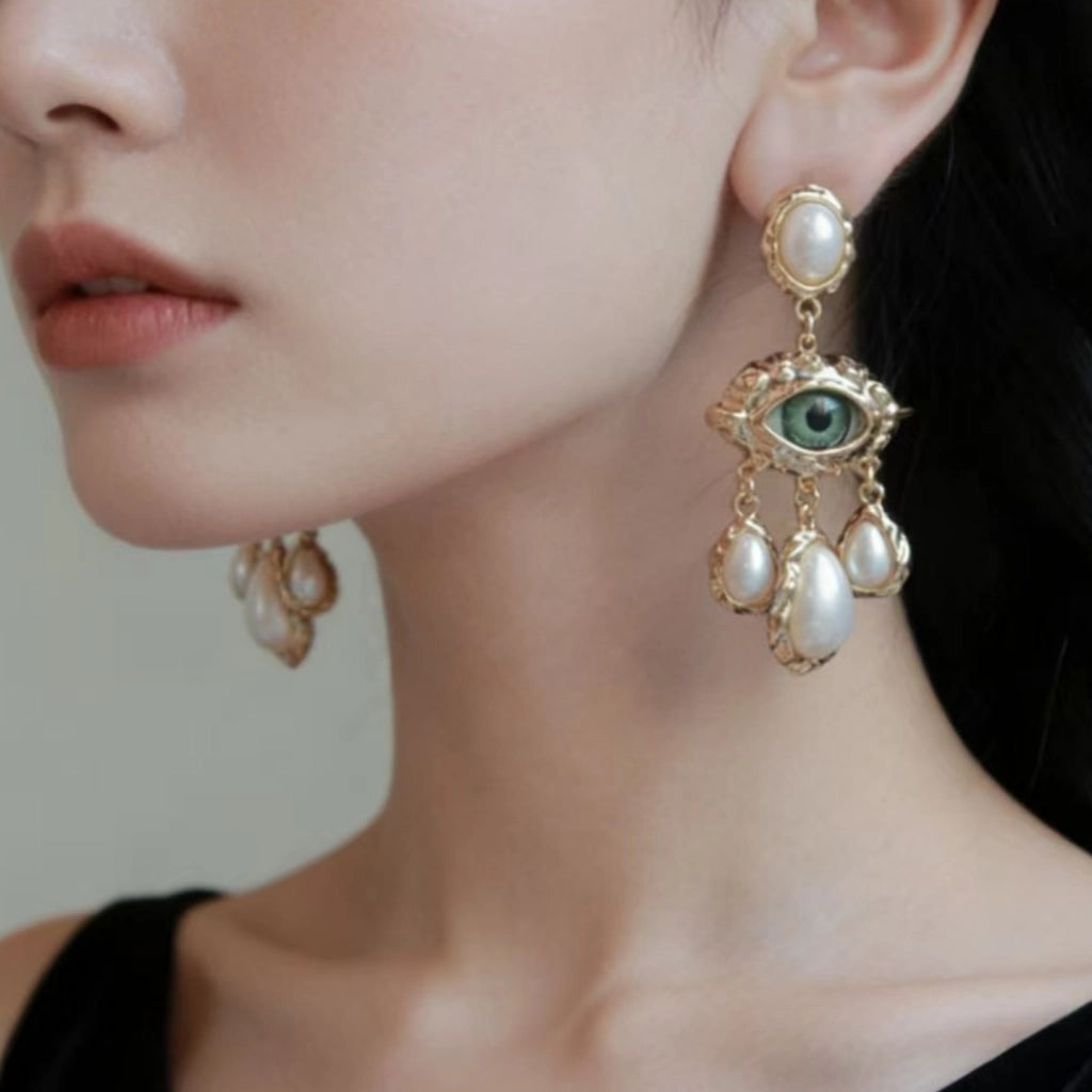 Orecchini pendenti lunghi con perle dal design vintage francese, esagerato e dalla forma a occhio grande.