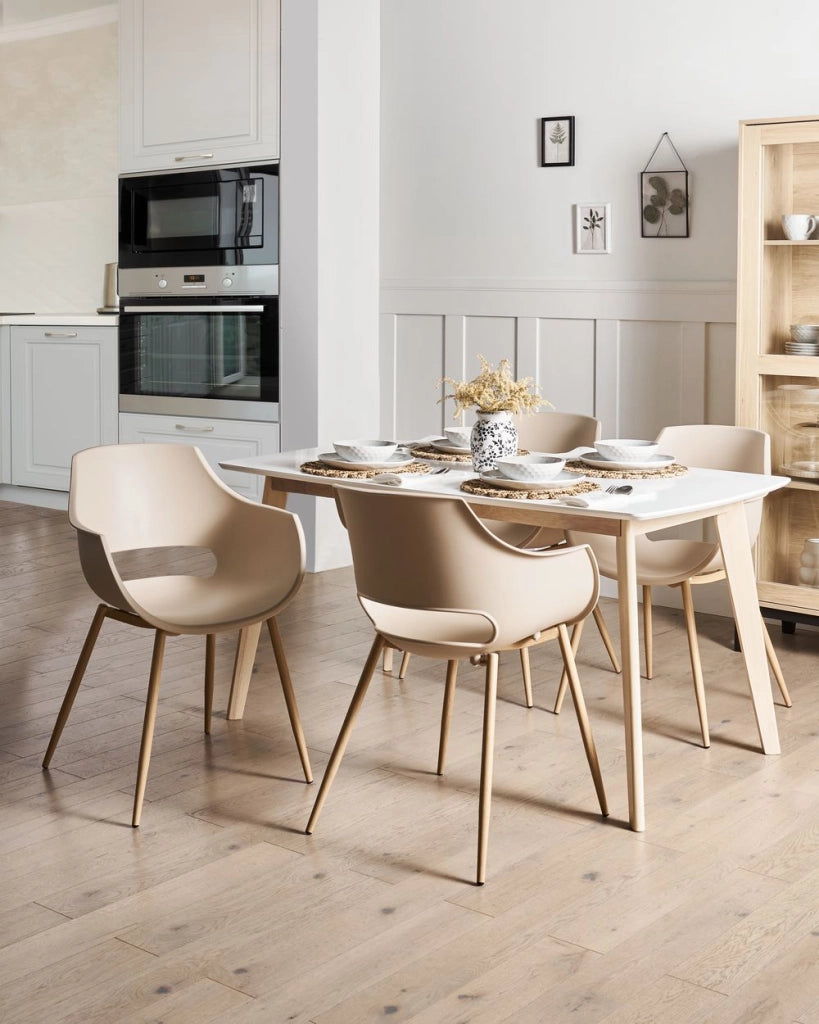 Set di 4 sedie da pranzo Beige Seduta sintetica Gambe in metallo Seduta moderna semplice e minimalista