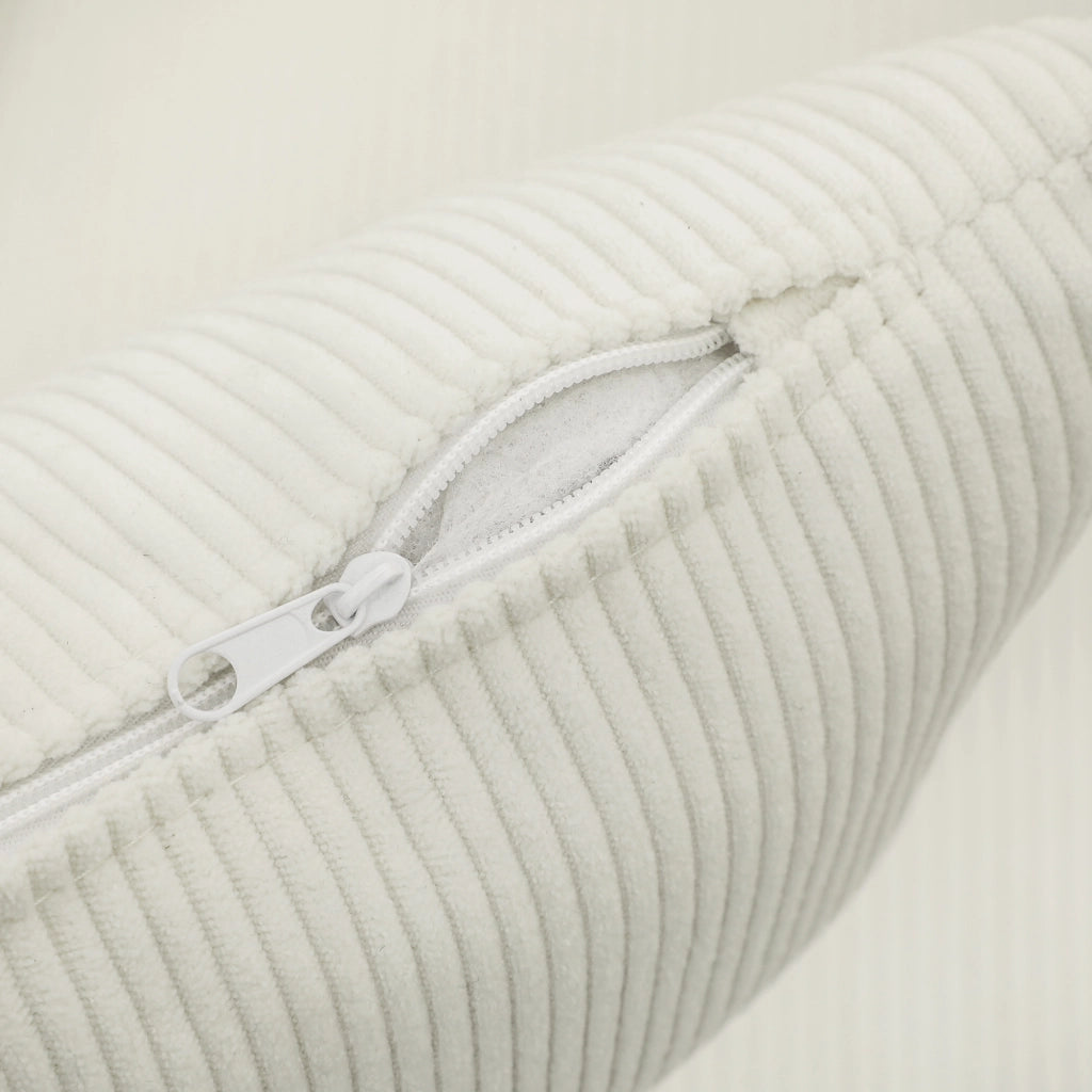 Poltrona imbottita con schienale alto, braccioli curvi e gambe in legno, crema bianco