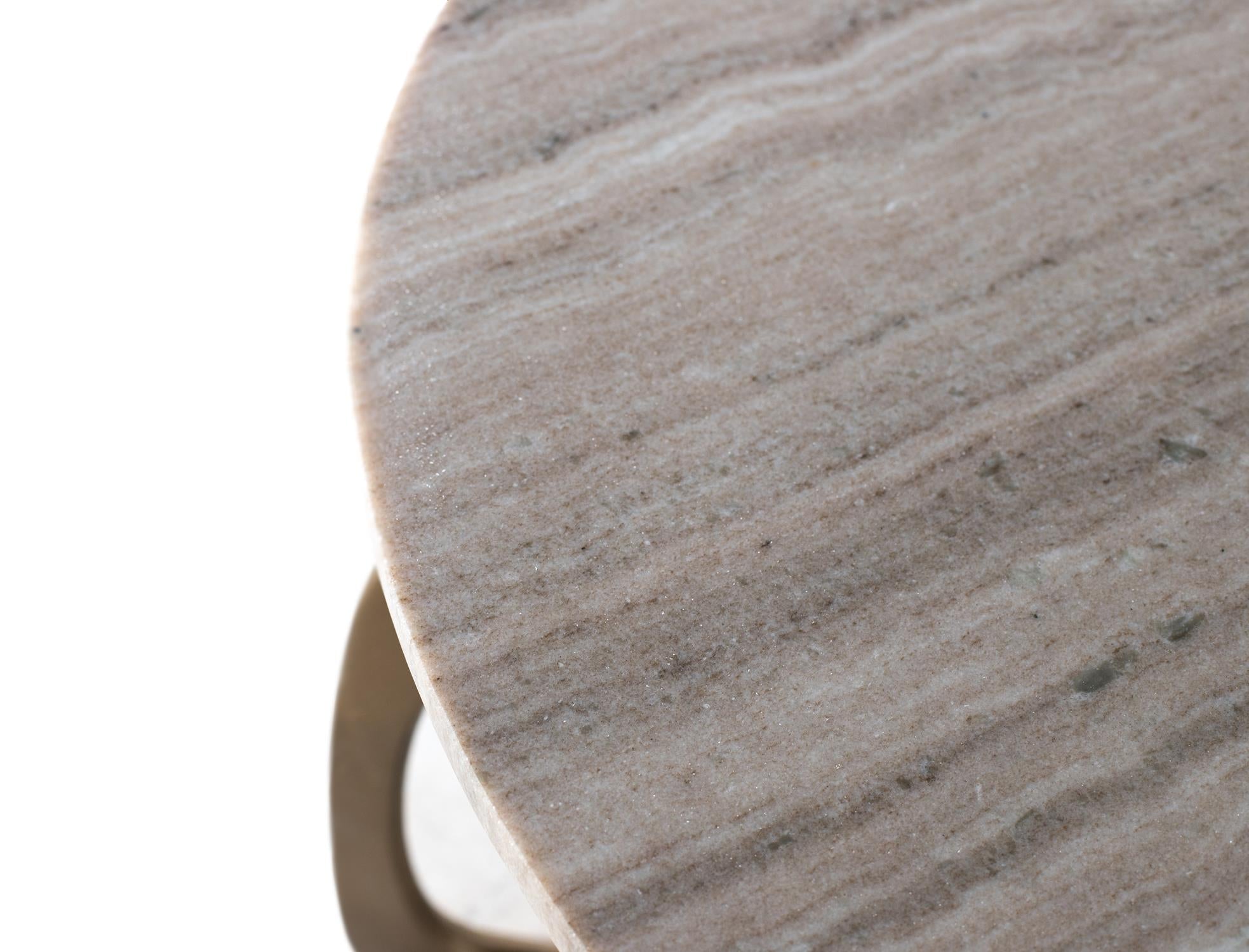 Tavolino con base in metallo e piano in marmo