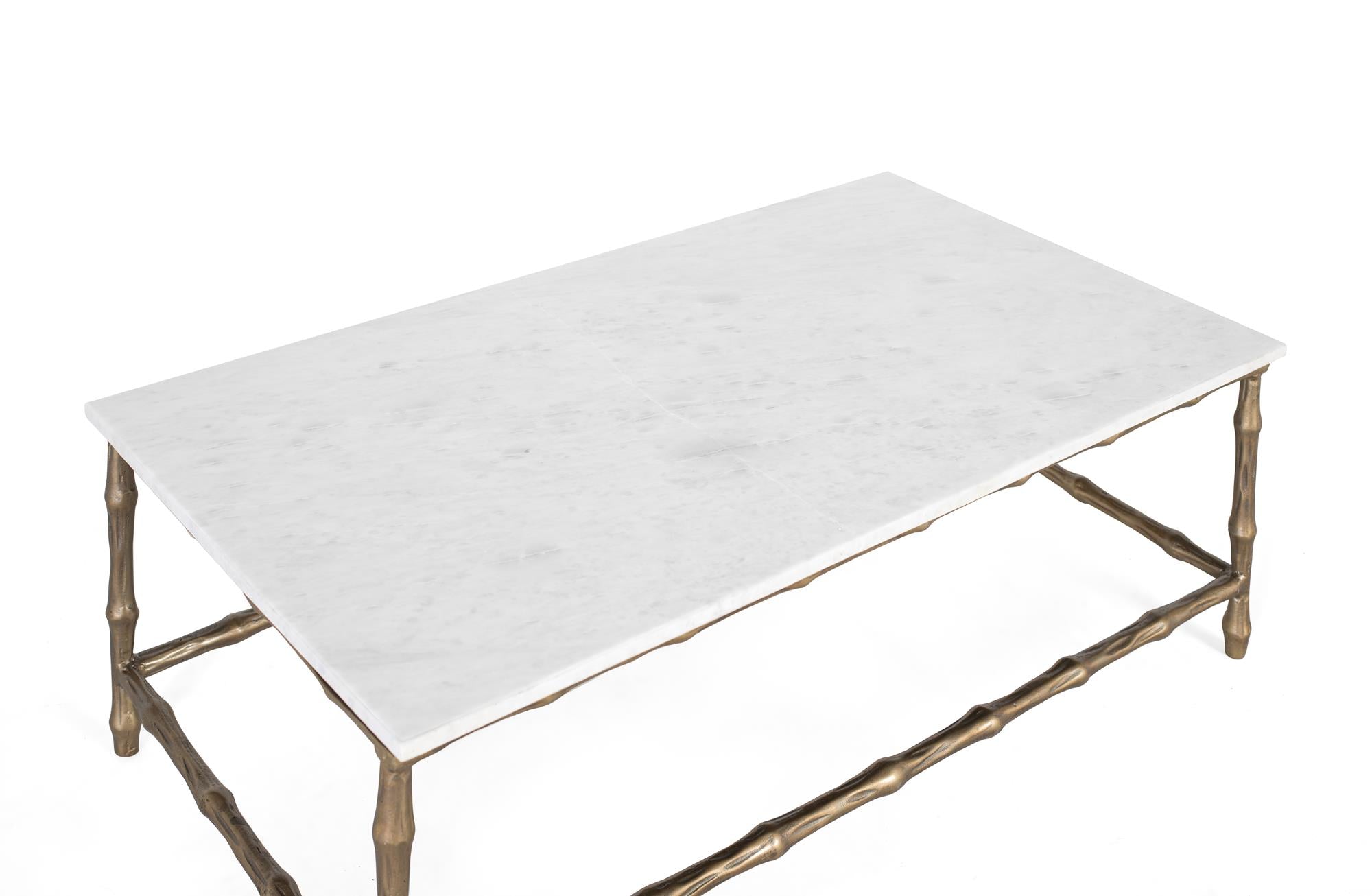 Tavolo centrale con base in metallo e piano in marmo