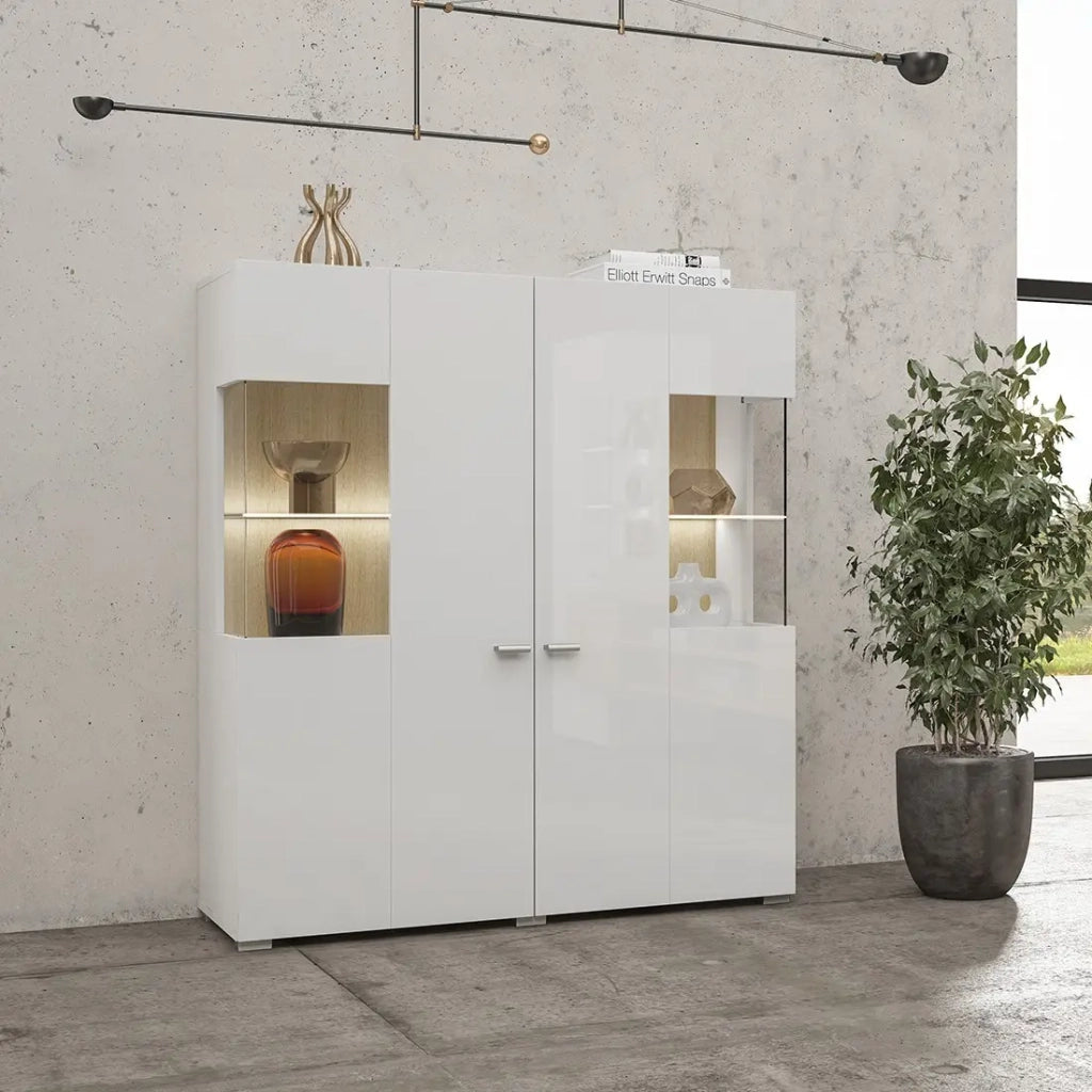 Credenza alta collezione KOBEE con 2 porte in vetro e LED integrato. Colore bianco e rovere.