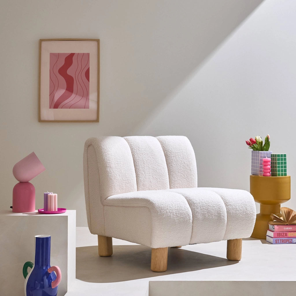 Poltrona relax con gambe rotonde in legno e tessuto bouclé, crema