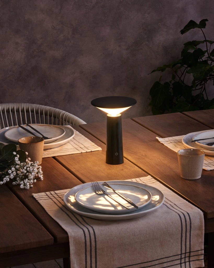 Lampada da tavolo in ferro nero per interni e per esterni stile moderno