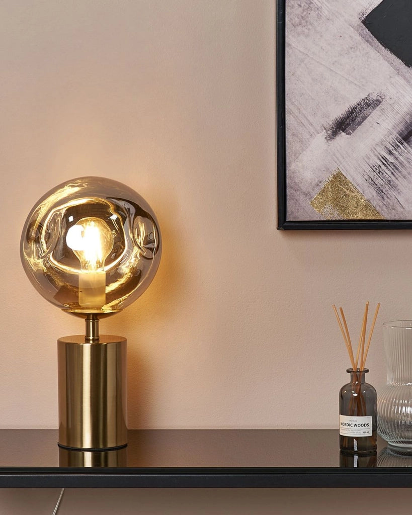 Lampada da tavolo in metallo con paralume in vetro decorativo e ottone soggiorno glamour