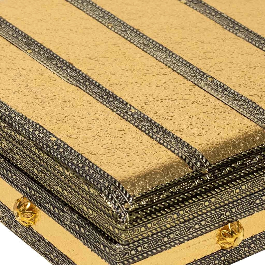 Portagioie in metallo dorato sbalzato 20x20x5h
