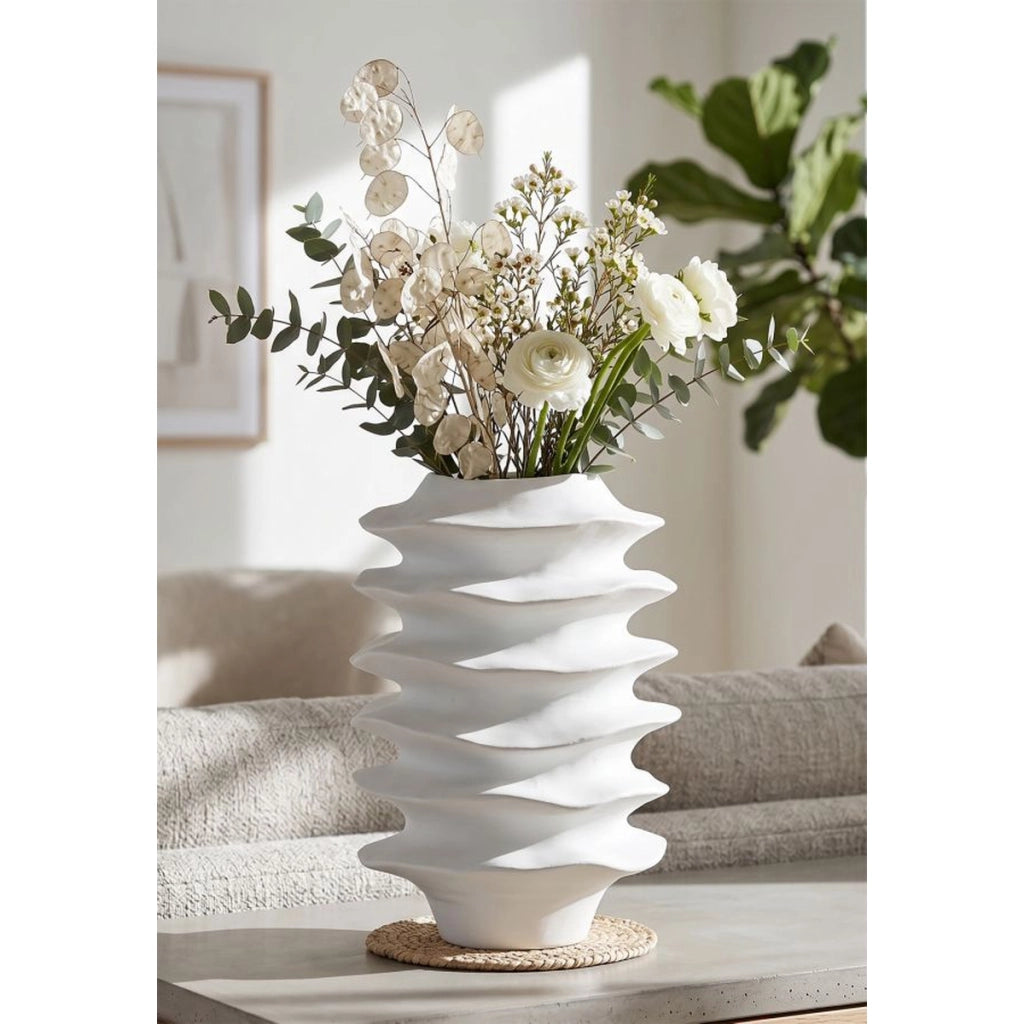 Vaso decorativo moderno a fasce ondulate bianco