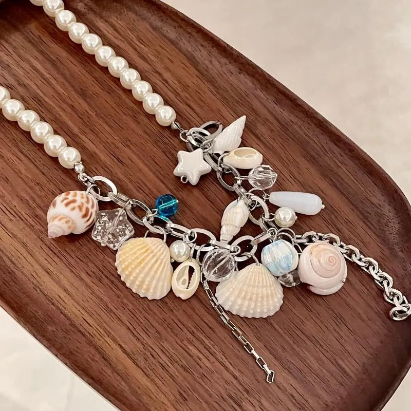 Collana con conchiglie e stelle marine: un regalo perfetto per gli amanti del mare.