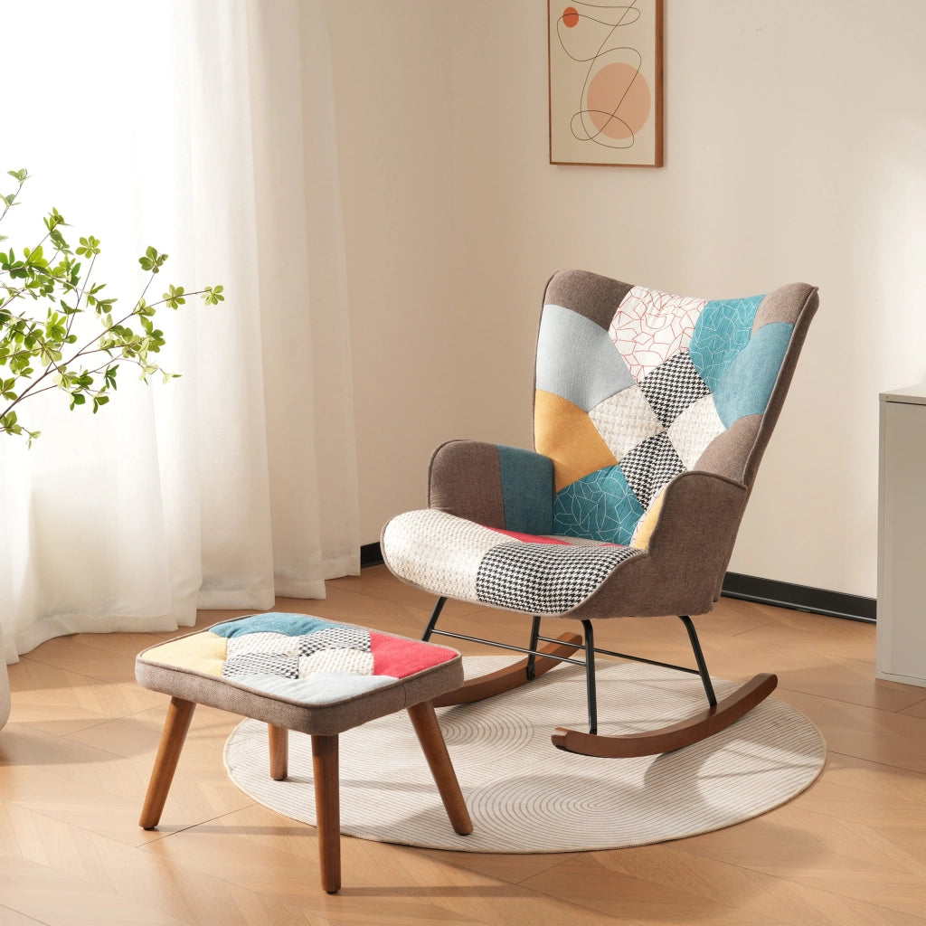 Sedia a dondolo con poggiapiedi e imbottitura in schiuma, struttura in legno massello e ferro, patchwork colorato