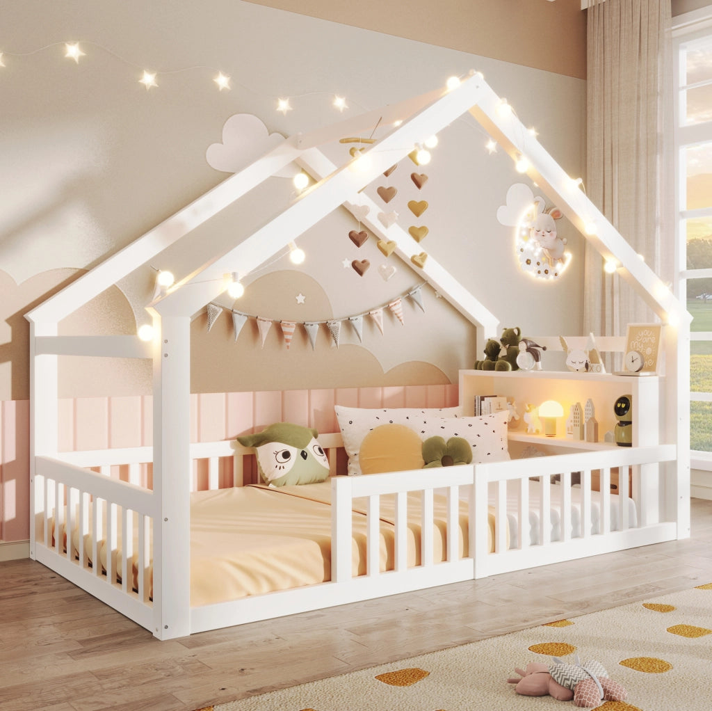 Letto per bambini a casetta 90x190 cm con sponde e ripiani laterali bianco