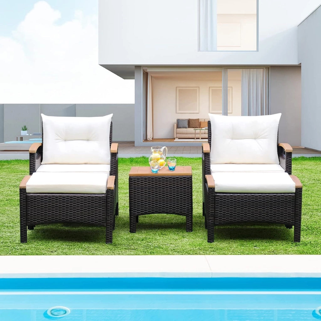 Set Mobili da Giardino 5 Pezzi, Salotto da Giardino in Rattan PE con 2 Poltrone, 1 Tavolino e 2 Poggiapiedi, Cuscini Morbidi, Braccioli e Piano in Legno, per Cortile (Bianco)