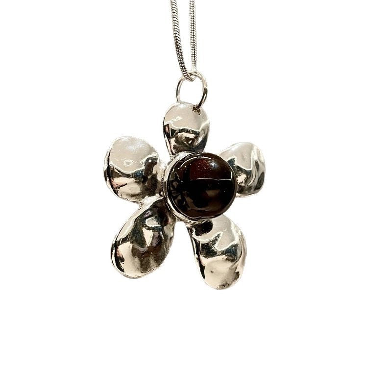 Collana lunga vintage con ciondolo a forma di fiore in argento anticato, esagerata, alla moda e di alta gamma.