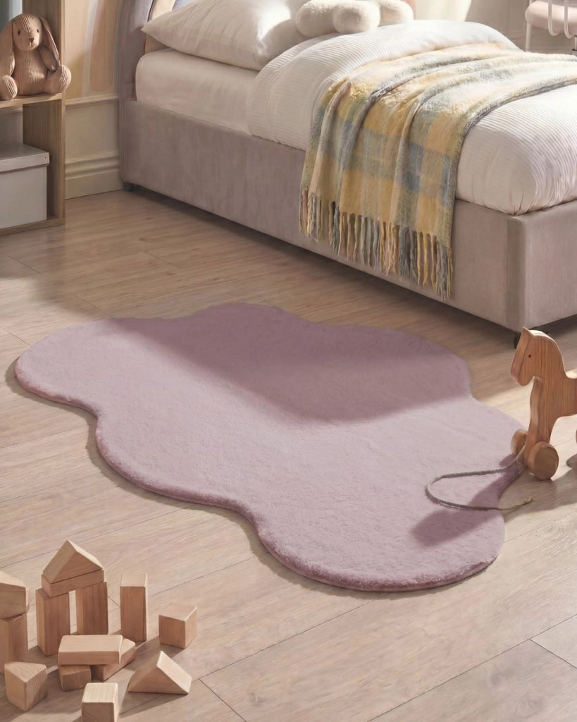Tappeto Irregolare Viola Chiaro in Finta Pelliccia 80 x 120 cm a Pelo Lungo per Soggiorno con Retro in Poliestere Stile Moderno