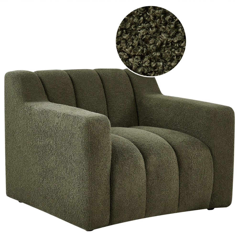 Poltrona con rivestimento in bouclé verde scuro schienale imbottito e cuscini spessi perfetta per un soggiorno moderno