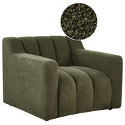 Poltrona con rivestimento in bouclé verde scuro schienale imbottito e cuscini spessi perfetta per un soggiorno moderno
