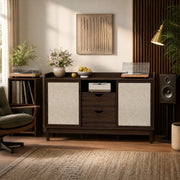 Credenza con ante scorrevoli, doppio cassetto e ripiani regolabili