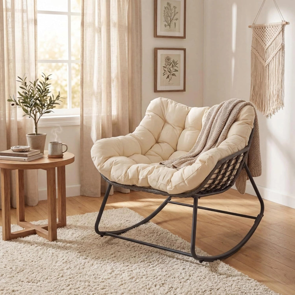Sedia a Dondolo con Cuscino, Sedia da Relax Ampia e Avvolgente, con Struttura in Metallo, Seduta in Rattan, Cuscino Morbido Imbottito, per Soggiorno, Studio, Balcone, Nero (Beige)