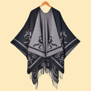 Mantella da donna con spacco diagonale e laccetti a pois color fango, con frange.