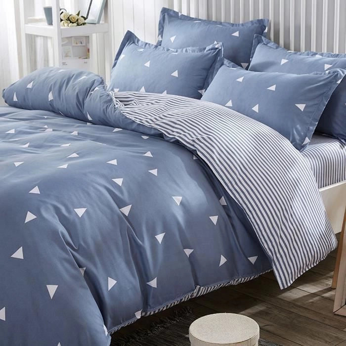 Completo letto - 1 copripiumino 220 x 240 cm + 2 federe 60 x 60 cm - 65% cotone, 35% poliestere - Blu