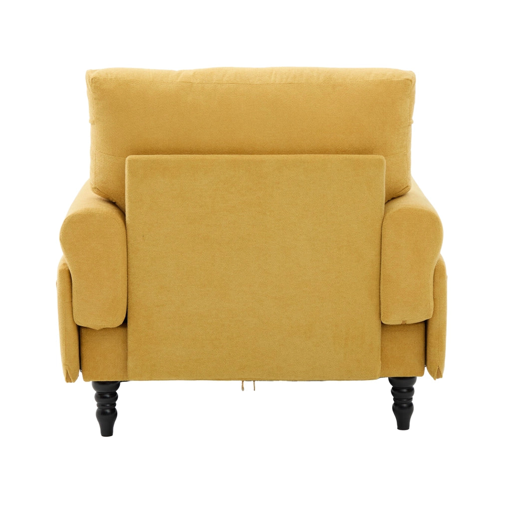 Poltrona lounge in chenille color senape con seduta ampia, schienale morbido, braccioli e tasche laterali