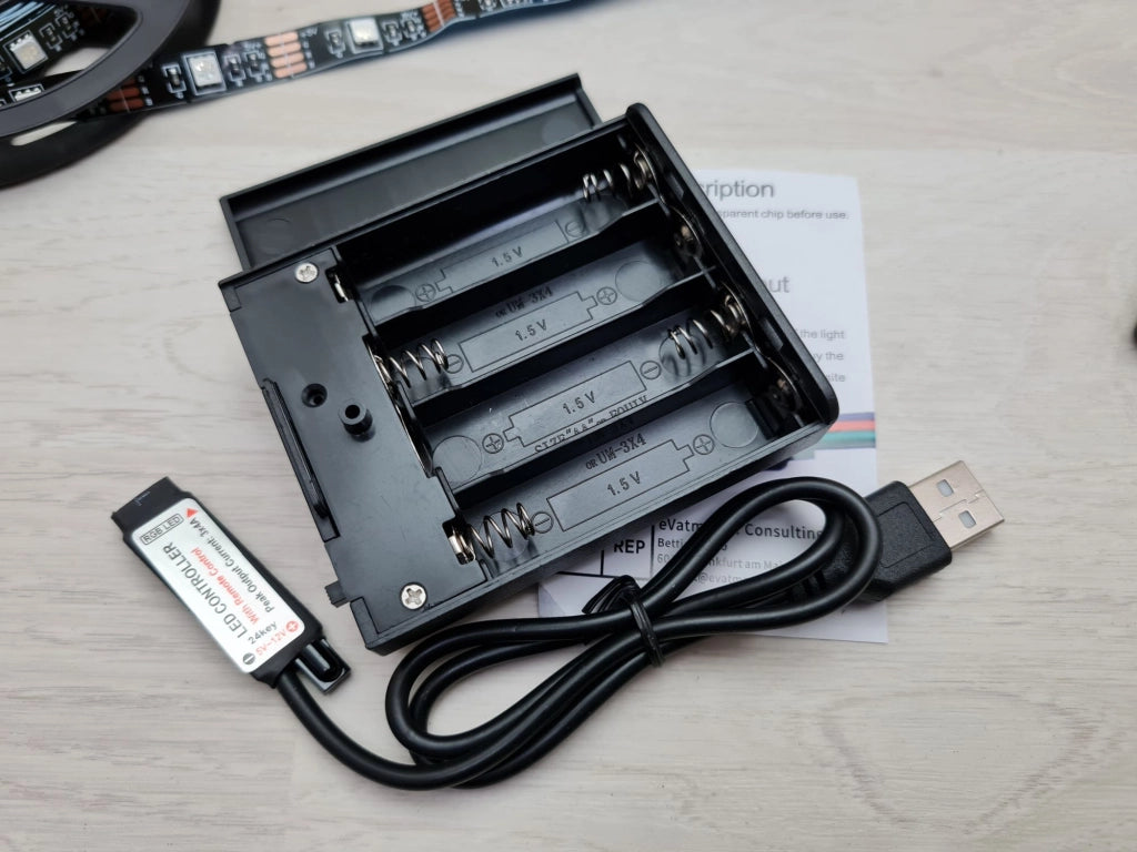 Aijiaer - Striscia luminosa a LED, alimentata a batteria, 5050, 2 mt, flessibile, cambia colore RGB, con 60 LED 5 V, alimentata a batteria 4 x Stilo AA con telecomando IR RF