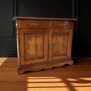 Credenza madia Alberta in legno 2 ante bugnate noce Bassano con zocolo sagomato