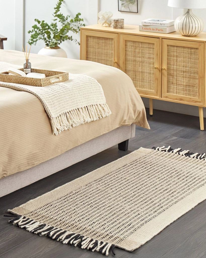 Tappeto beige e nero lana cotone 80 x 150 cm rettangolare intrecciato a mano con frange