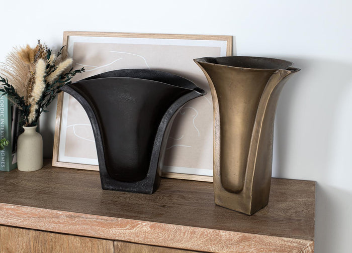 Set di due vasi realizzati in alluminio con finitura grezza