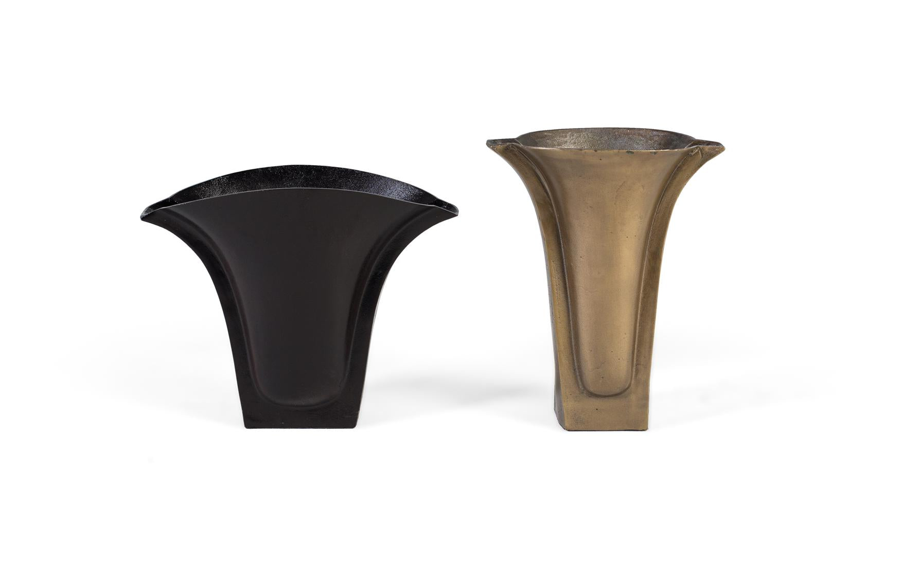 Set di due vasi realizzati in alluminio con finitura grezza