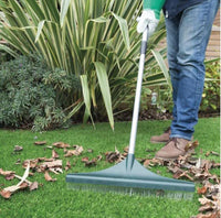 SCOPA PER PRATO SINTETICO 130 CM CON MANICO TELESCOPICO SETOLE IN NYLONA INPUGNATURA ERGONOMICA OKP