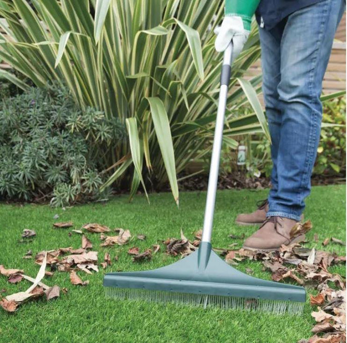 SCOPA PER PRATO SINTETICO 130 CM CON MANICO TELESCOPICO SETOLE IN NYLONA INPUGNATURA ERGONOMICA OKP