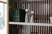 Set di due candelabri realizzati in alluminio lucido