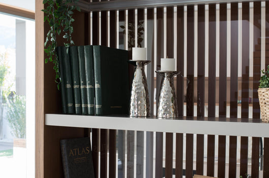 Set di due candelabri realizzati in alluminio lucido