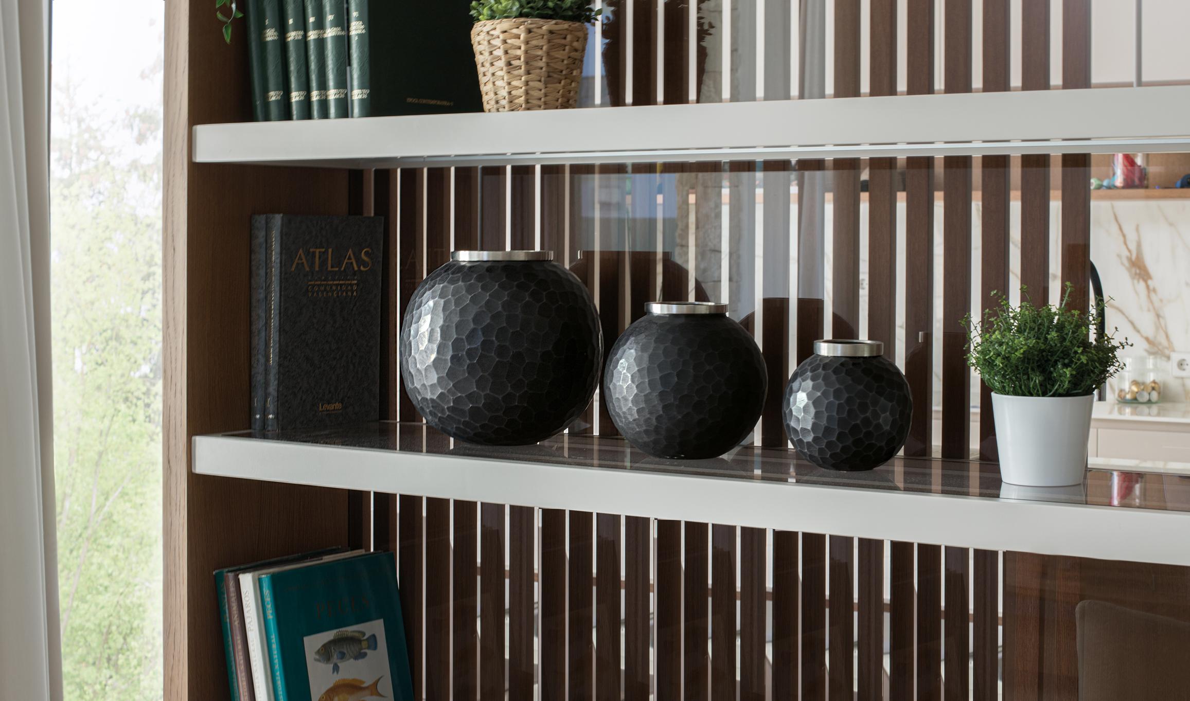 Set di tre vasi realizzati in metallo grigio scuro