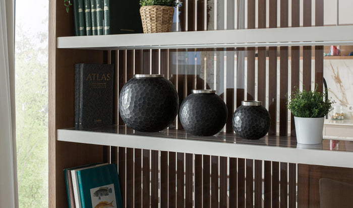 Set di tre vasi realizzati in metallo grigio scuro