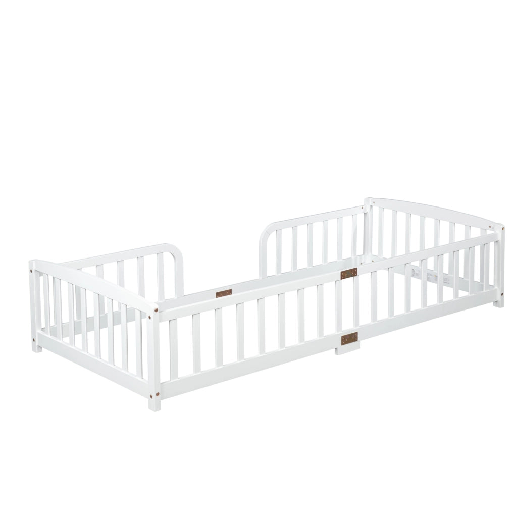 Letto a pavimento 90x200 cm con ingresso centrale; legno di pino e multistrato bianco